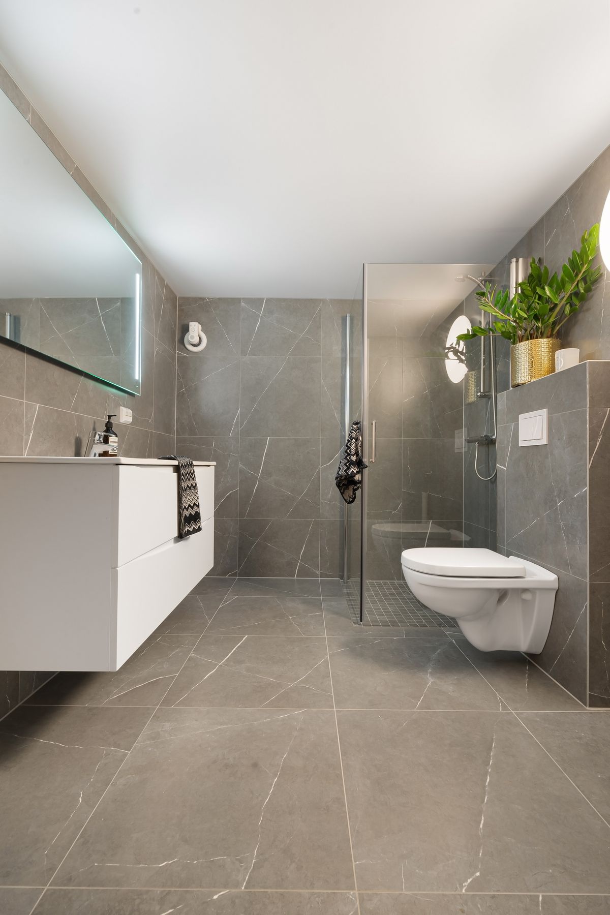 Modernes Badezimmer mit Wandfliesen (Symbolbild)