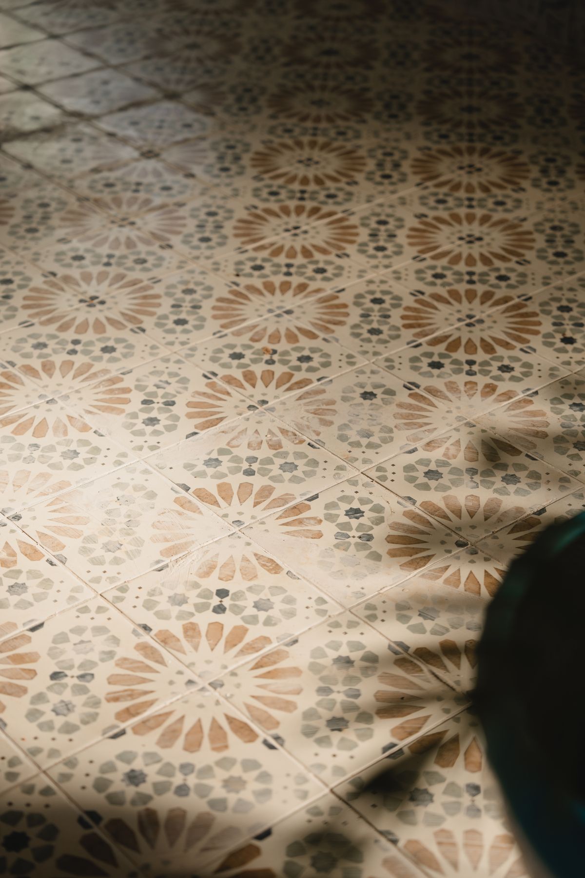 Feinsteinzeug-Fliesen in modernem Ambiente (Symbolbild)