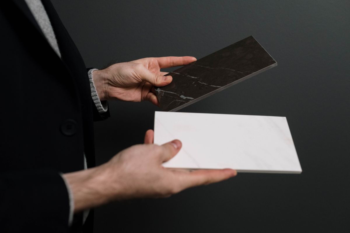 Material- und Fliesenmuster zur Beratung (Symbolbild)